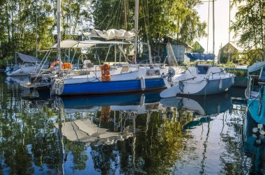 Güzel tekneler, yelkenli gemiler ve arma. Güzel arka plan, manzara ve Yelkenli ve tekneler arma iskele ve liman ve yaz sularda ve güneşli bir Panoraması.