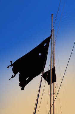 Güzel korsan bayrağı. Güzel arka plan ve korsan ve soyguncu kemikler ve kafatası bayrak ve yaz aylarında standart günü ile siyah görünümü.