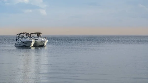 Фон Вид Пейзаж Панорама Лодок Катеров Плывущих Морю Озеру Летом — стоковое фото