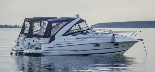 Güzel arka plan ve görünümü, manzara ve tekneler ve yaz aylarında ve güneşli bir deniz ve göl üzerinde yelken tekne Panoraması.