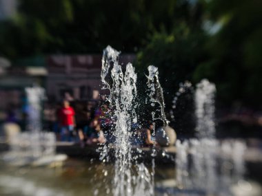 Güzel ve özgün görünümünü çeşme. Güzel ve ilginç arka plan ve görünümü, manzara şehir Çeşme ve park güneşli yaz havalarda.