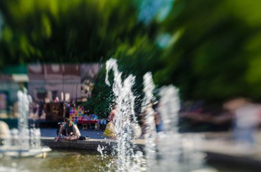 Güzel ve özgün görünümünü çeşme. Güzel ve ilginç arka plan ve görünümü, manzara şehir Çeşme ve park güneşli yaz havalarda.