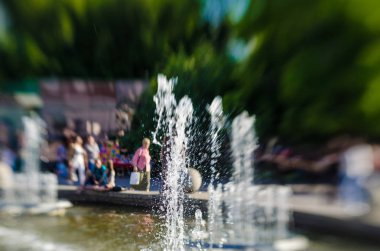 Güzel ve özgün görünümünü çeşme. Güzel ve ilginç arka plan ve görünümü, manzara şehir Çeşme ve park güneşli yaz havalarda.