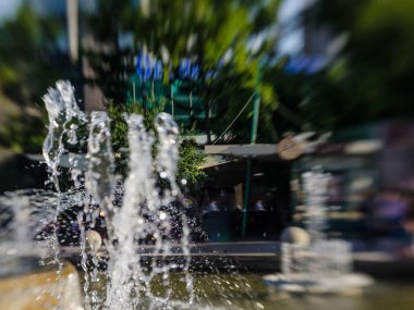 Güzel ve özgün görünümünü çeşme. Güzel ve ilginç arka plan ve görünümü, manzara şehir Çeşme ve park güneşli yaz havalarda.