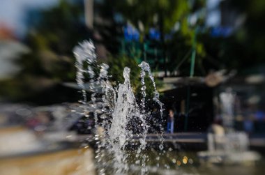 Güzel ve özgün görünümünü çeşme. Güzel ve ilginç arka plan ve görünümü, manzara şehir Çeşme ve park güneşli yaz havalarda.