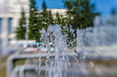 Güzel ve özgün görünümünü çeşme. Güzel ve ilginç arka plan ve görünümü, manzara şehir Çeşme ve park güneşli yaz havalarda.