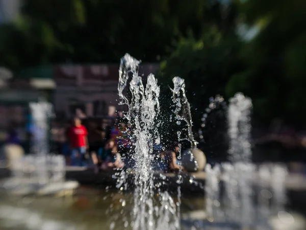 Güzel ve özgün görünümünü çeşme. Güzel ve ilginç arka plan ve görünümü, manzara şehir Çeşme ve park güneşli yaz havalarda.