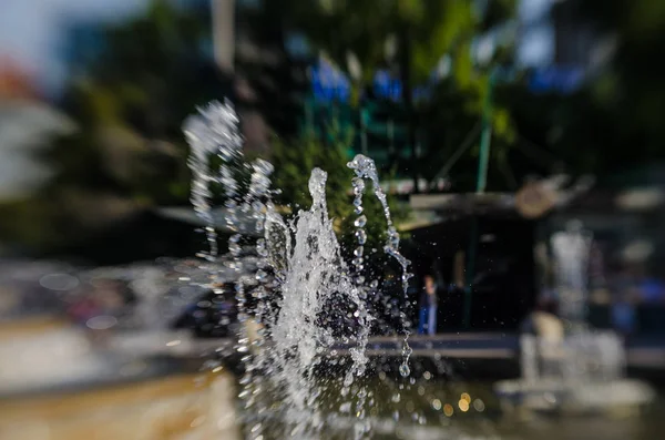 Güzel ve özgün görünümünü çeşme. Güzel ve ilginç arka plan ve görünümü, manzara şehir Çeşme ve park güneşli yaz havalarda.