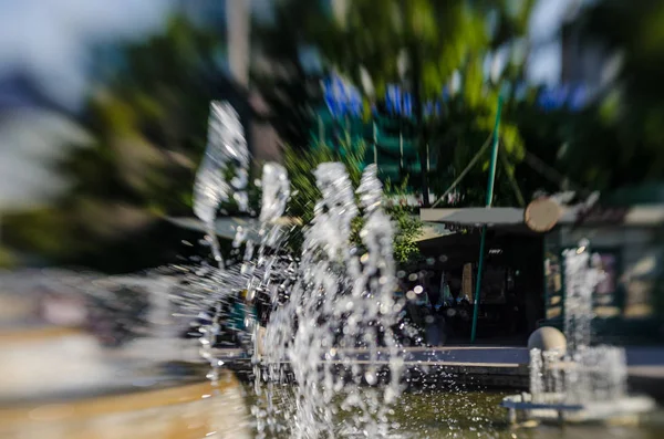 Güzel ve özgün görünümünü çeşme. Güzel ve ilginç arka plan ve görünümü, manzara şehir Çeşme ve park güneşli yaz havalarda.