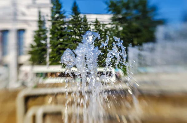 Güzel ve özgün görünümünü çeşme. Güzel ve ilginç arka plan ve görünümü, manzara şehir Çeşme ve park güneşli yaz havalarda.