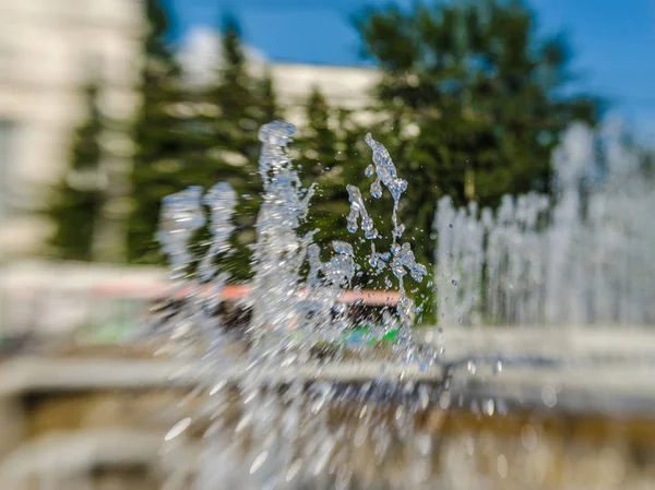 Güzel ve özgün görünümünü çeşme. Güzel ve ilginç arka plan ve görünümü, manzara şehir Çeşme ve park güneşli yaz havalarda.