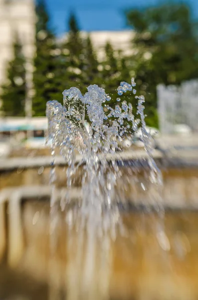 Güzel ve özgün görünümünü çeşme. Güzel ve ilginç arka plan ve görünümü, manzara şehir Çeşme ve park güneşli yaz havalarda.