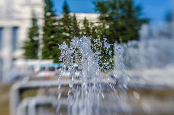 Güzel ve özgün görünümünü çeşme. Güzel ve ilginç arka plan ve görünümü, manzara şehir Çeşme ve park güneşli yaz havalarda.
