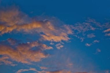 Güzel gökyüzü bulutlu. Çok güzel bir sabah veya akşam renkli gökyüzü günbatımı veya gündoğumu bulutlar ile.