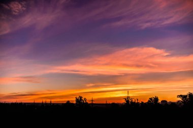 Güzel gökyüzü bulutlu. Bulutlar ve metal konstrüksiyon ve bir güç hattı kule ile güzel gökyüzü.