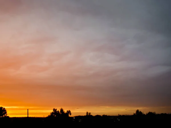 Hermoso Cielo Con Nubes Cielo Hermoso Con Nubes Una Estructura —  Fotos de Stock