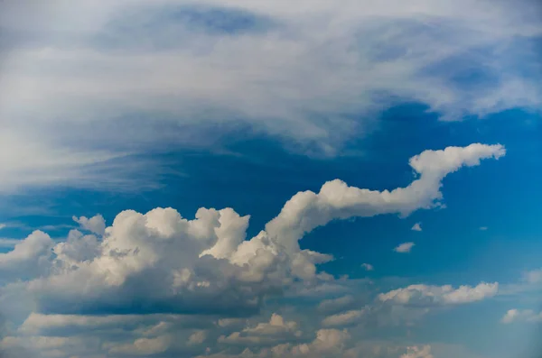 Hermoso Cielo Con Nubes Hermoso Día Brillante Cielo Azul Ultramar —  Fotos de Stock