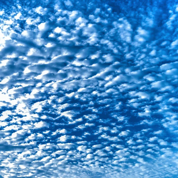 Langit Yang Indah Dengan Awan Indah Siang Hari Dan Biru — Stok Foto