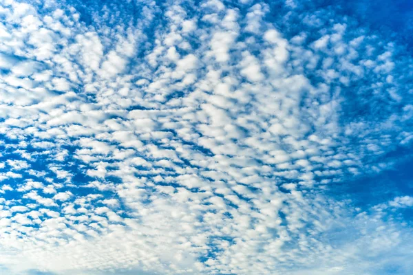 Piękne Niebo Chmurami Piękny Dzień Jasny Niebieski Ultramaryna Niebo Chmur — Zdjęcie stockowe