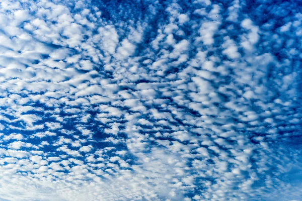 Langit Yang Indah Dengan Awan Indah Siang Hari Dan Biru — Stok Foto