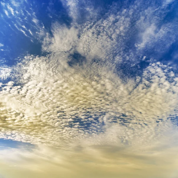 Langit Yang Indah Dengan Awan Indah Siang Hari Dan Biru — Stok Foto