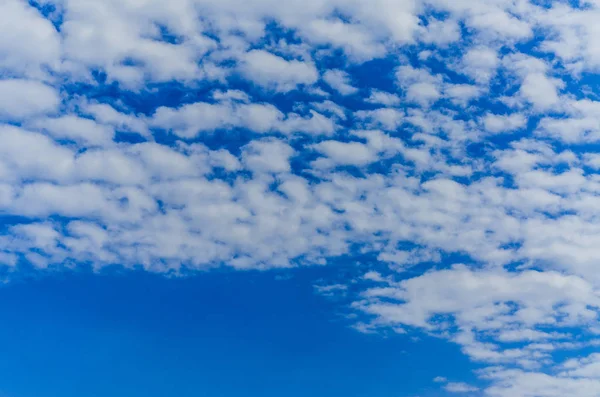 Langit Yang Indah Dengan Awan Indah Siang Hari Dan Biru — Stok Foto