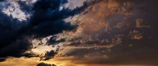 Όμορφο Ουρανό Σύννεφα Όμορφο Πρωί Βράδυ Πολύχρωμο Ουρανό Θυελλώδης Και — Φωτογραφία Αρχείου