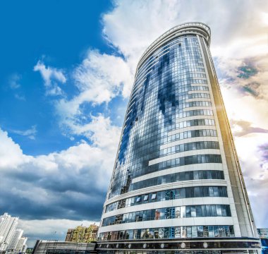 Güzel ve özgün panorama. Güzel ve görkemli panorama, bir yaz gününde yüksek bir ev ve bir gökdelen ile kentsel peyzaj.