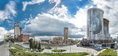 Novosibirsk, Rusya - 25 Haziran 2017: Güzel ve görkemli panorama, evler, binalar, gökdelenler ile kentsel peyzaj bir yaz gününde.