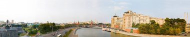 Moskova - Temmuz 2007 yaklaşık. Güzel arka plan, manzara ve Moskova, Moskova Nehri, eski binalar ve evler ve yaz başkentinin merkezinde cadde üzerinde Panoraması.