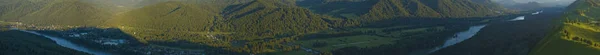 Güzel Özgün Panorama Dağların Ormanların Arka Planına Karşı Dağ Vahşi — Stok fotoğraf
