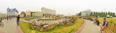 Tomsk, Rusya - 6 Temmuz 2012. Güzel arka plan ve görünümü, panorama ve Tomsk Şehir eski binalar ve yaz ve öğleden sonra merkezi kare ile peyzaj.