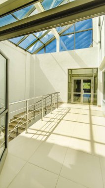 Güzel ve özgün panorama. Güzel arka plan ve vitray pencereler açık alan ve kapalı veranda manzarasına karşı bulutlar mavi bir gökyüzü güneşli havalarda tavanda.