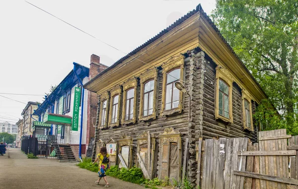 俄罗斯托木斯克 2012年7月6日 在夏季和下午 托木斯克市与老建筑的美丽背景和景观 全景和景观 — 图库照片