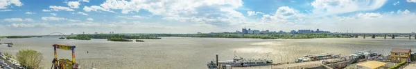 ノヴォシビルスク ロシア連邦 2017 美しい背景と夏と青空の晴れた日の午後の川の市桟橋の風景 ビュー パノラマ — ストック写真