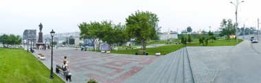 Novosibirsk, Rusya - 24 Haziran 2012. Güzel arka plan ve görünümü, panorama ve şehir parkı peyzaj kare ve bir anıt ve bir sokak ile yaz ve gün içinde Bahçe.