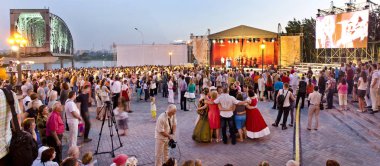 Novosibirsk, Rusya - 22 Haziran 2012. Güzel arka plan ve görünümü, panorama ve tatil manzarada Şehir Parkı, kare ve bir anıt ve bir sokak ile yaz akşamları Bahçe.