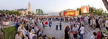 Novosibirsk, Rusya - 22 Haziran 2012. Güzel arka plan ve görünümü, panorama ve tatil manzarada Şehir Parkı, kare ve bir anıt ve bir sokak ile yaz akşamları Bahçe.