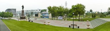 Novosibirsk, Rusya - 24 Haziran 2012. Güzel arka plan ve görünümü, panorama ve şehir parkı peyzaj kare ve bir anıt ve bir sokak ile yaz ve gün içinde Bahçe.