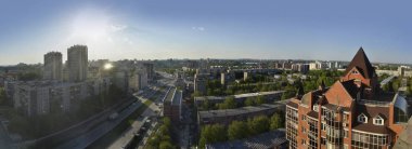 Güzel arka plan ve görünümü, panorama ve peyzaj şehir, modern binalar, yaz ve mavi gökyüzü karşı öğleden sonra yukarıdan avenue.