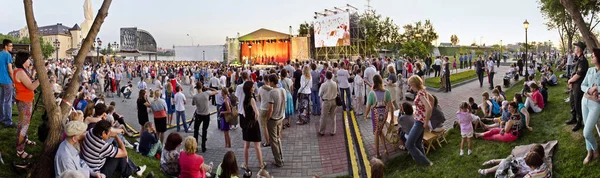Novosibirsk, Rusya - 22 Haziran 2012. Güzel arka plan ve görünümü, panorama ve tatil manzarada Şehir Parkı, kare ve bir anıt ve bir sokak ile yaz akşamları Bahçe.