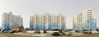 Güzel arka plan ve görünümü, manzara ve kentsel yerleşim bölgesinde yüksek çok katlı evlerin mavi gökyüzü bulutlu Panoraması.