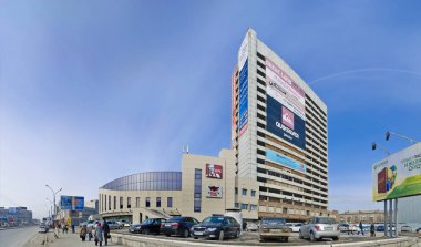 Novosibirsk, Rusya - 5 Mart 2012. Güzel arka plan ve görünümü, manzara ve şehir, mavi gökyüzü karşı yüksek katlı modern bir binada Panoraması.