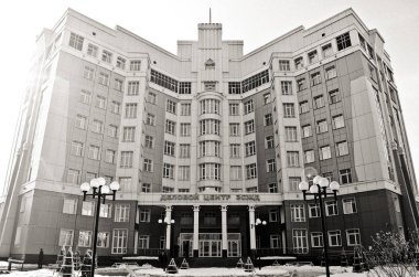 Novosibirsk, Rusya - 7 Mart 2012. Güzel arka plan ve görünümü, manzara ve şehrin gökyüzüne karşı yüksek katlı modern bir binada Panoraması.