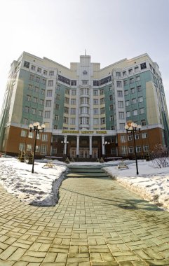 Novosibirsk, Rusya - 7 Mart 2012. Güzel arka plan ve görünümü, manzara ve şehir, mavi gökyüzü karşı yüksek katlı modern bir binada Panoraması.