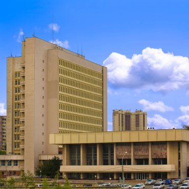 Güzel arka plan ve görünümü, manzara ve şehir panoraması yaz mavi gökyüzü bulutlu karşı tuğla binalar.