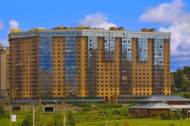 Güzel arka plan ve görünümü, manzara ve şehir panoraması yaz mavi gökyüzü bulutlu karşı tuğla binalar.