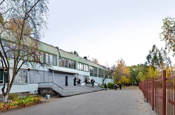 ノヴォシビルスク ロシア連邦 2011 美しい背景とビュー 風景や学校と青空を背景に秋の自然のパノラマ — ストック写真