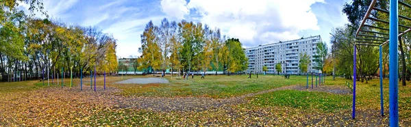 美しく 元のパノラマ 美しい背景とビュー ランドス ケープ 都市公園や路地や秋の雲と青空と建物と広場のパノラマ — ストック写真