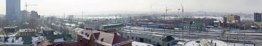 Novosibirsk, Rusya - 7 Mart 2012. Güzel arka plan ve görünümü, manzara ve Tren İstasyonu, demiryolu ve satır, trafik değişim kışın ve öğleden sonra gökyüzüne karşı Panoraması.